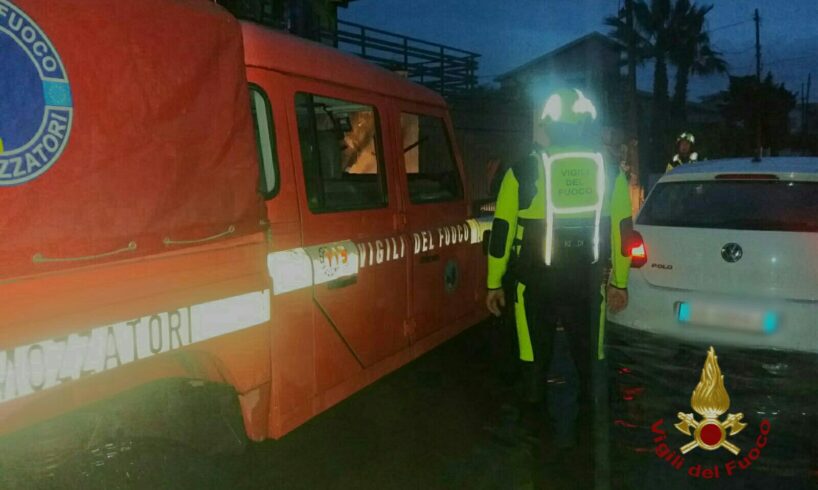 Catania, a Vaccarizzo i sommozzatori dei Vigili del Fuoco della Puglia salvano coppia in auto: al Villaggio Delfino