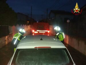 Catania, a Vaccarizzo i sommozzatori dei Vigili del Fuoco della Puglia salvano coppia in auto: al Villaggio Delfino