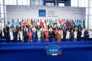 La foto del G20: i grandi della terra non possono esistere senza la cura dell’uomo
