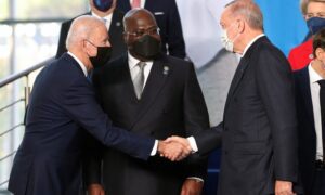 La foto del G20: i grandi della terra non possono esistere senza la cura dell’uomo