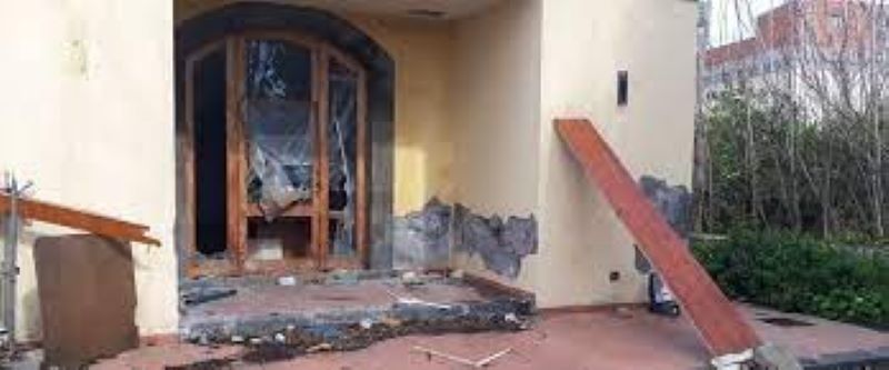 Paternò, dopo la devastazione a Casa Coniglio mettono i cancelli: le incursioni lo hanno reso un rudere