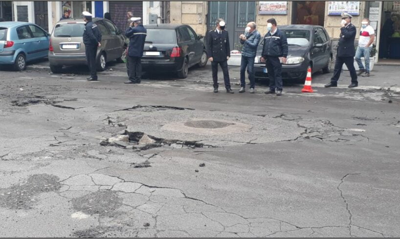Paternò, danni ingenti provocati dal maltempo: in Piazza Vittorio Veneto cede parte della strada
