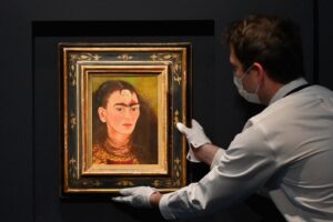 Autoritratto di Frida Kahlo venduto all’asta per 35 milioni di dollari: da Sotheby’s a New York