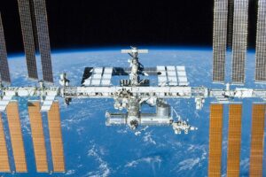 Rifiuti spaziali costringono equipaggio Iss a navicella di emergenza: Stati Uniti accusano i russi