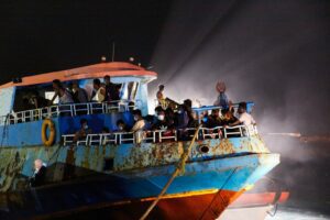 Migranti, in 296 sbarcano nella notte a Lampedusa: ci sono 14 donne e 8 minori