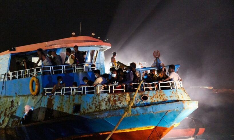 Migranti, in 296 sbarcano nella notte a Lampedusa: ci sono 14 donne e 8 minori