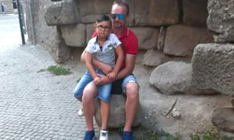 Il padre è l’assassino: 44enne ricoverato per covid accoltella il figlio. Non poteva avvicinarsi all’abitazione della moglie