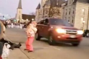 Suv piomba sulla parata natalizia nel Wisconsin: 5 morti e una quarantina di feriti