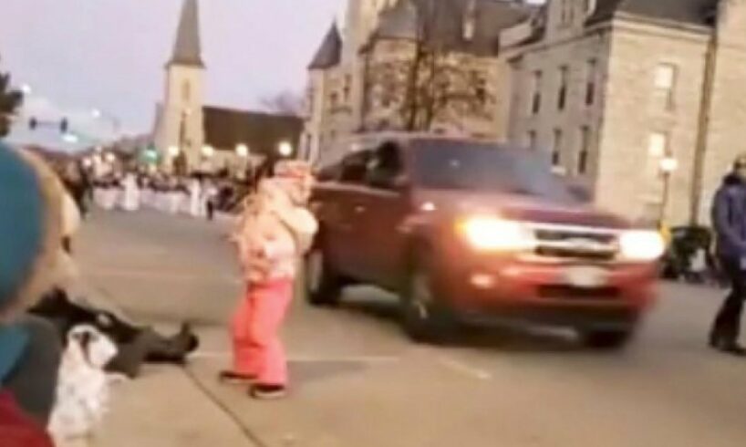 Suv piomba sulla parata natalizia nel Wisconsin: 5 morti e una quarantina di feriti