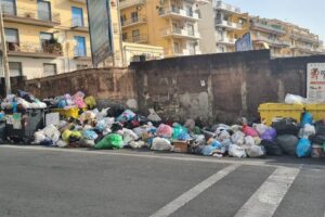 Catania, ‘alluvione’ monnezza: tavolo tecnico al Comune per evitare emergenza sanitaria