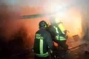 Bronte, incendio in un garage danneggia 2 auto: forse è causa accidentale