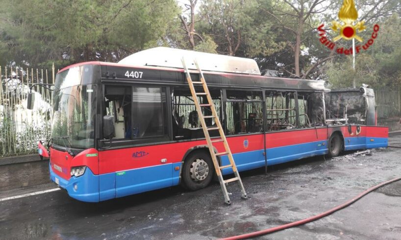 Catania, prende fuoco autobus alimentato a metano: nei presi del vecchio Mulino Santa Lucia