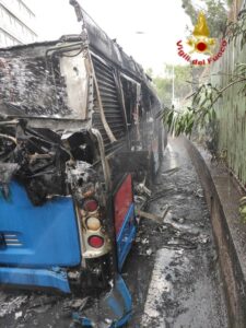 Catania, prende fuoco autobus alimentato a metano: nei presi del vecchio Mulino Santa Lucia