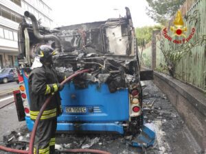 Catania, prende fuoco autobus alimentato a metano: nei presi del vecchio Mulino Santa Lucia