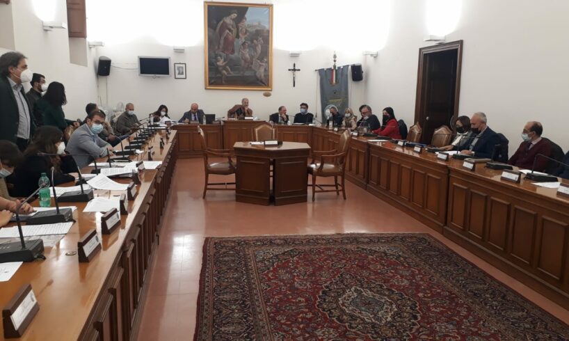 Paternò, Piano Riequilibrio: stasera ultima seduta consiliare utile per l’approvazione. Polemiche dopo il parere favorevole ‘notturno’ dei Revisori