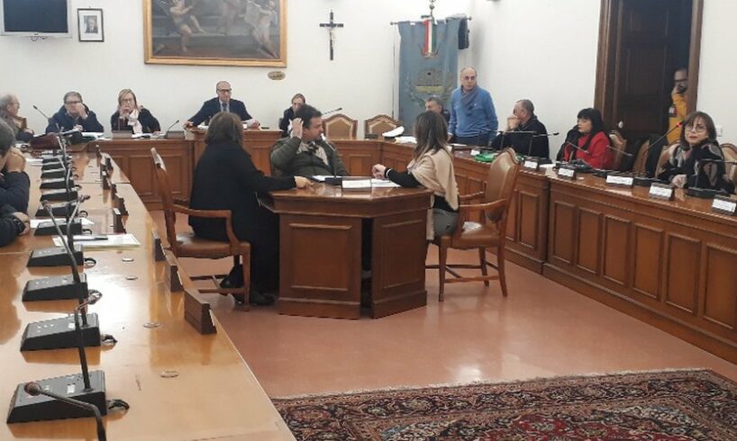 Paternò, il Consiglio approva il Piano di riequilibrio per quasi 30 mln: il Pd vota sì e prende le distanze da Naso
