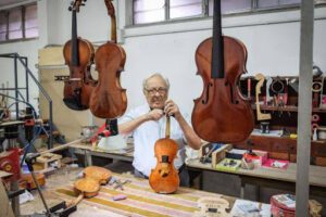 Adrano, a Meda il liutaio Pietro Grasso costruisce i violini più belli del mondo: “Cresciuto in una famiglia di falegnami”
