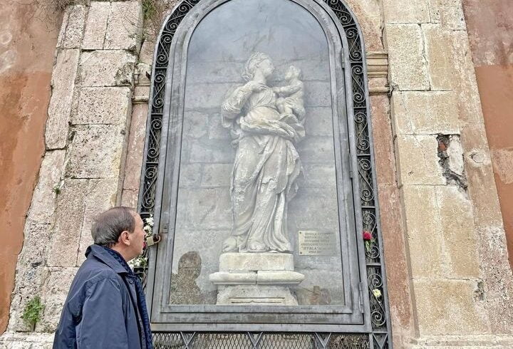 Paternò, sostituita la vetrata della nicchia che custodisce la Madonna delle Grazie: era stata danneggiata dai vandali