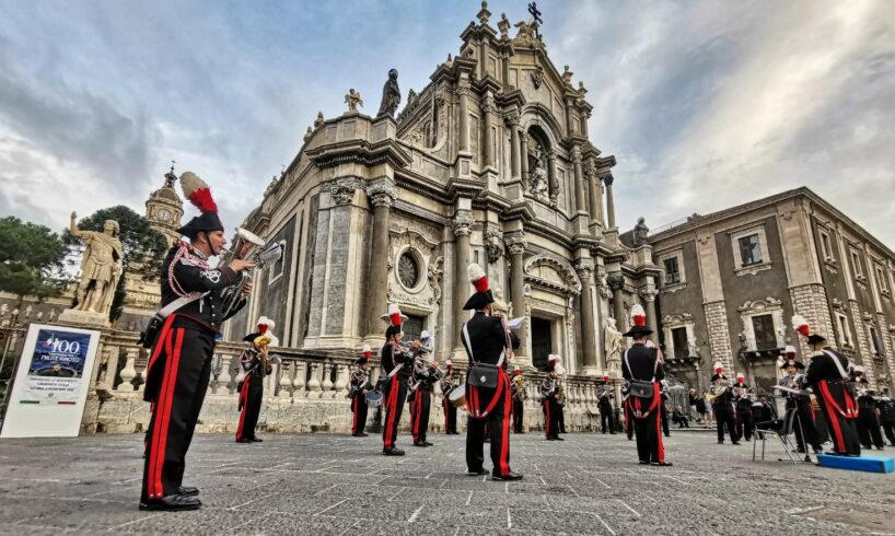Catania, la Fanfara dei Carabinieri rende omaggio al Milite Ignoto: in Piazza Duomo