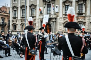 Catania, la Fanfara dei Carabinieri rende omaggio al Milite Ignoto: in Piazza Duomo