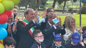 Paternò, l’assessore Scavone inaugura il parco giochi inclusivo “Papa Giovanni XXIII”: Regione ne ha finanziati 163 in Sicilia