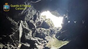 In una grotta sull’Etna trovati resti umani: sono di un uomo la cui morte risale a circa 40 anni fa
