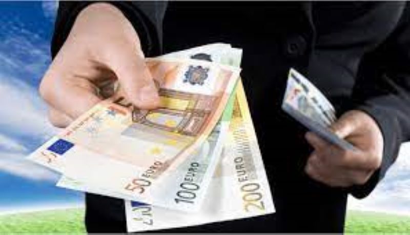 Pagamenti in contanti: dal 1° gennaio la soglia si abbassa a 999,99 euro. Cala la sanzione per i trasgressori