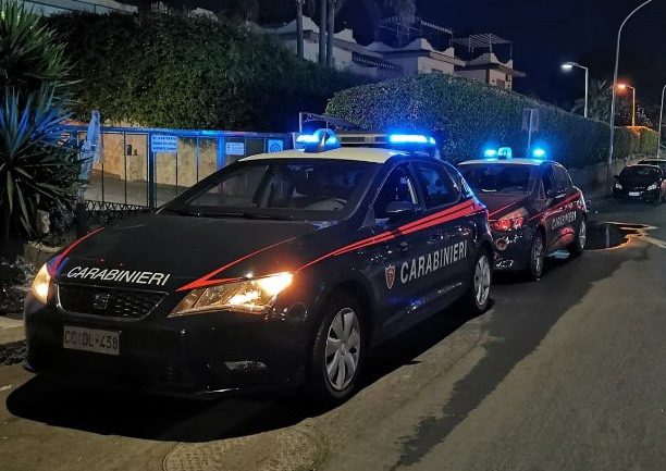 Acireale, picchia l’anziana madre e tenta di strangolarla: 42enne arrestato