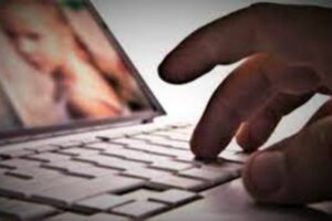 Pedopornografia, sgominata rete di utenti italiani: tra gli arrestati un prete e un tecnico informatico