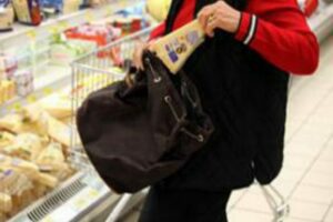 Catania, ai domiciliari 64enne ladra seriale di generi alimentari: sorpresa in un supermercato di via Leopardi