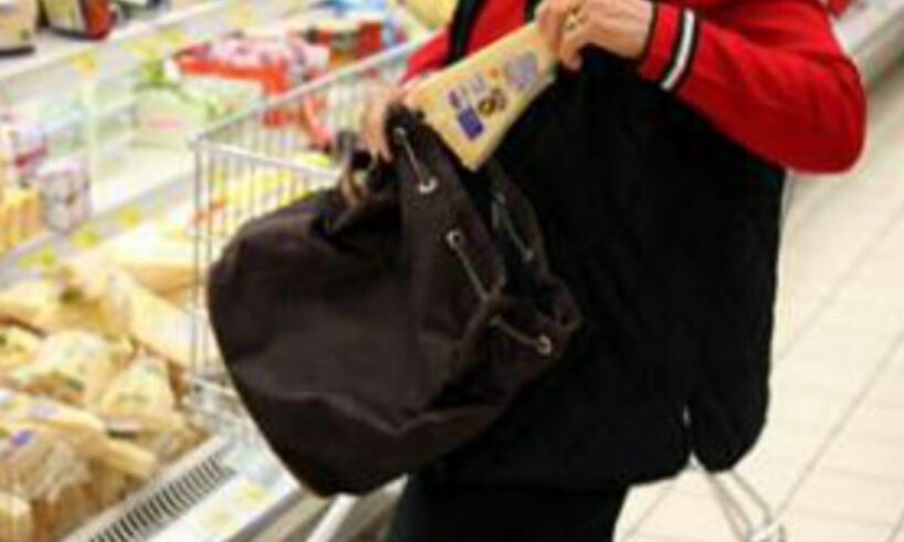 Catania, ai domiciliari 64enne ladra seriale di generi alimentari: sorpresa in un supermercato di via Leopardi