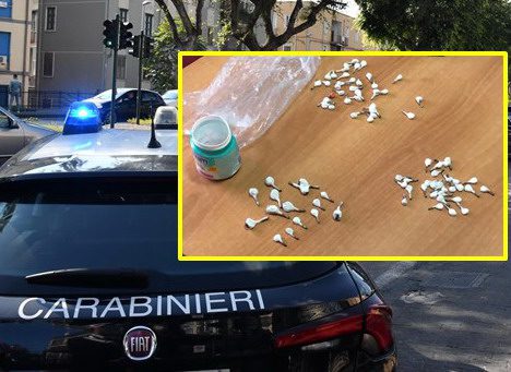 Catania, tenta la fuga in auto e si disfa di 79 dosi di cocaina: 23enne arrestato