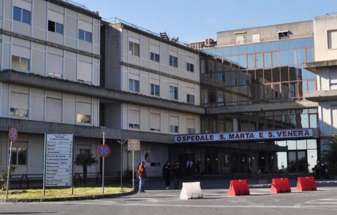 Acireale, in ospedale intervento d'urgenza in laparoscopia ginecologica: tra i primi in Italia