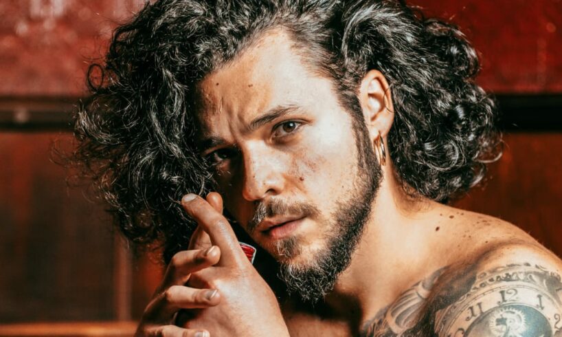 Adrano, il sosia di Can Yaman è un sognatore che non vuole montarsi la testa: “Mi chiamo Emmanuele, con due m”