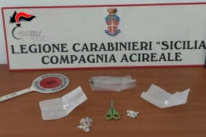 Aci Catena, gli ordini per la droga arrivavano via chat: 22enne arrestato in flagranza