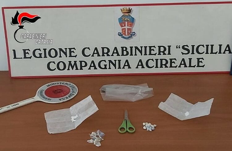 Aci Catena, gli ordini per la droga arrivavano via chat: 22enne arrestato in flagranza