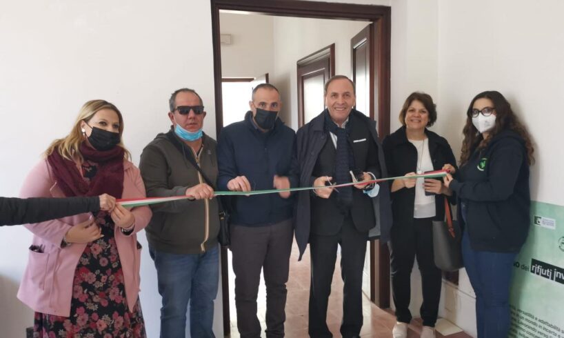 Paternò, inaugurata la mostra ecologica: pannelli grafici, opere con materie di riciclo e un ologramma d’arte