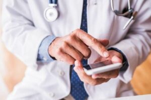 Catania, medico-stalker dell’Asp sospeso dalla professione: molestava una donna