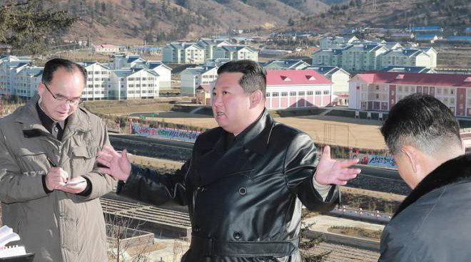 Corea, Kim Jong-un vieta ai cittadini di indossare il giubbotto di pelle
