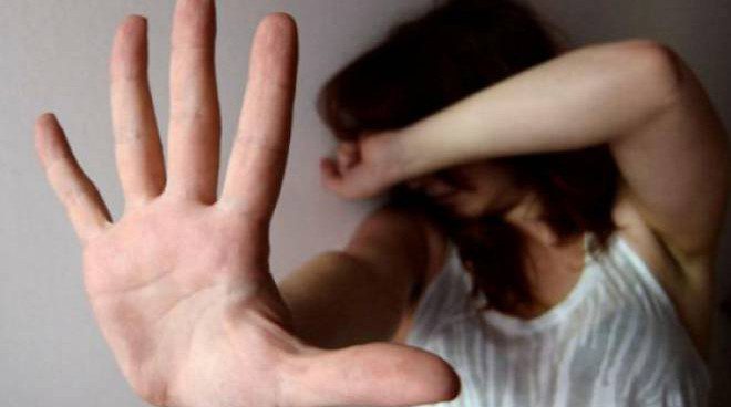 Belpasso, arrestato per tentato omicidio il marito accoltellatore: la vittima non è in pericolo di vita