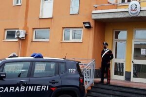 Adrano, trovato in possesso di chiavi alterate e grimaldelli: 58enne ai domiciliari
