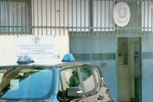 Paternò, giovane pusher tenta la fuga in via Truglio: arrestato