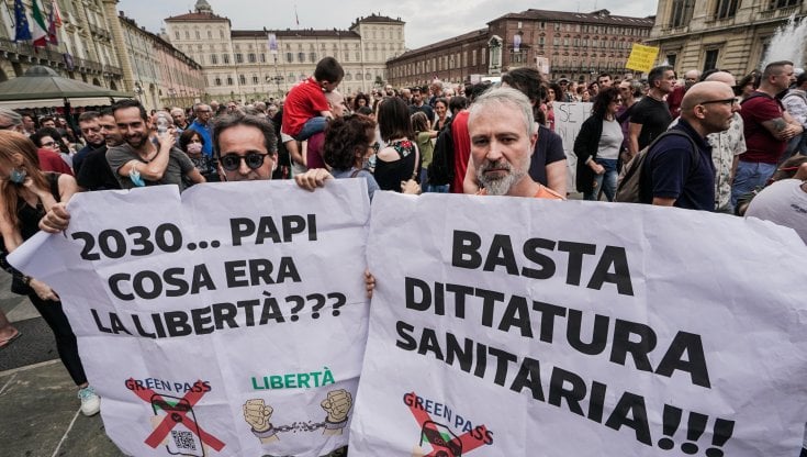No vax e No green pass, perquisizioni in tutta Italia agli attivisti di ‘Basta Dittatura’