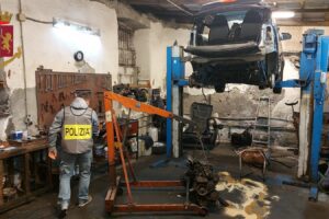 Catania, sequestrata officina abusiva a San Cristoforo: operaio in nero, luce a scrocco e zero sicurezza