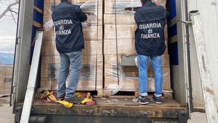 Sicilia, contrabbando di sigarette dalla Tunisia: 13 persone arrestate, 6 dei quali percepivano Rdc