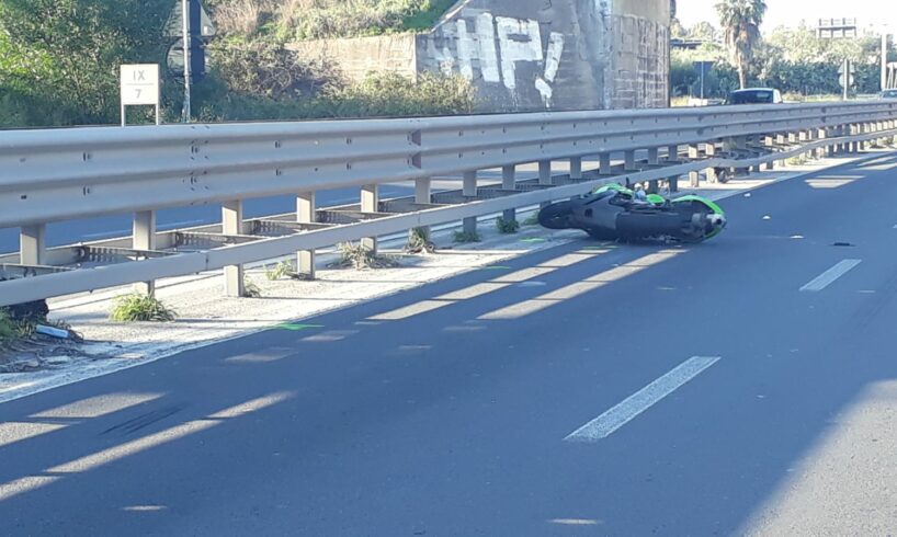 SS 121 Catania-Paternó, moto si scontra con auto: due feriti
