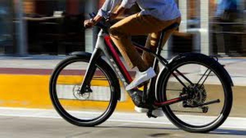Adrano, ruba bici elettrica sotto gli occhi di una telecamera: denunciato 18enne