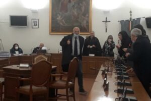 Paternò, caos in Consiglio comunale: l’opposizione ottiene il rinvio al 27. Naso presidia Palazzo Alessi