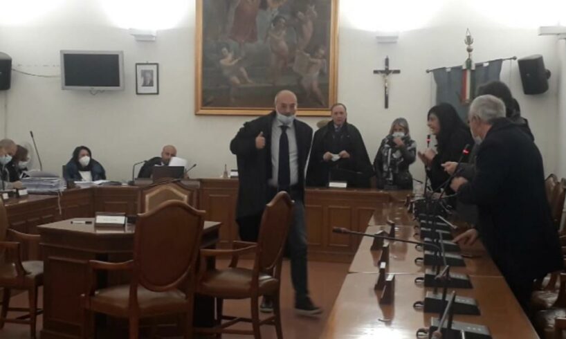 Paternò, caos in Consiglio comunale: l’opposizione ottiene il rinvio al 27. Naso presidia Palazzo Alessi