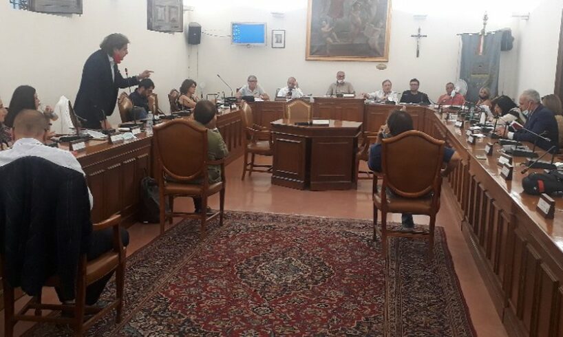 Paternò, stasera seduta del Consiglio per approvare il Bilancio: nuova sfida tra Naso e opposizione